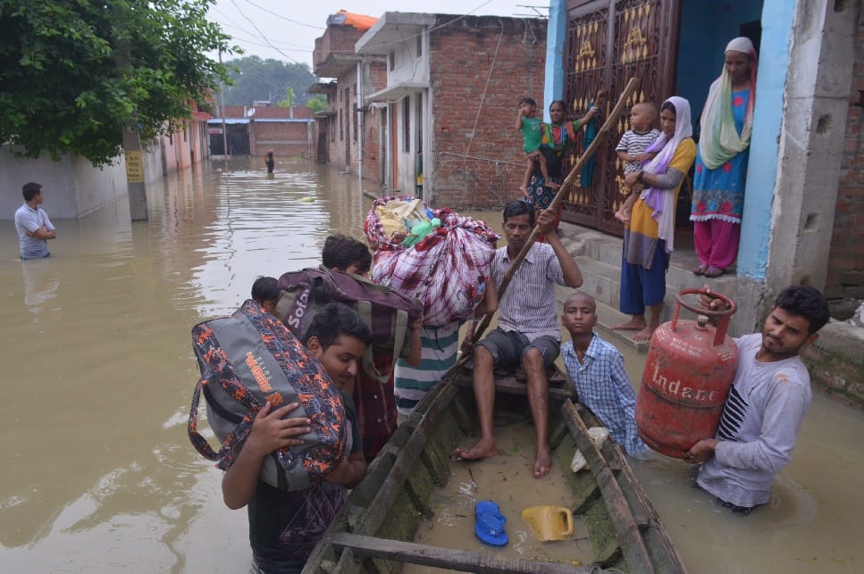 Water of flood enters in houses