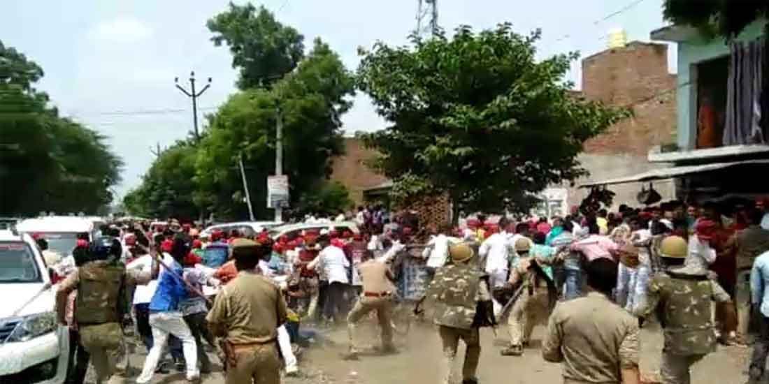 Stone pelting during Nomination for District panchayat president elections at auraiya