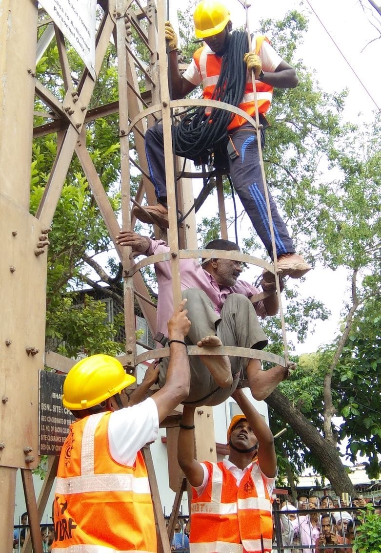 Man climbs 50 meter high tower in Chandauli 
