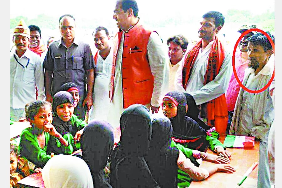 A criminal in a programme in amethi with state minister mohsin raza.