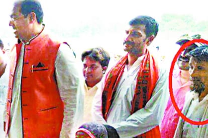 A criminal in a programme in amethi with state minister mohsin raza.