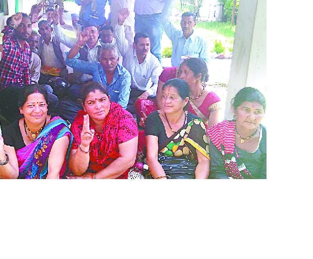 people protested with anger for not shifting liquor shop
