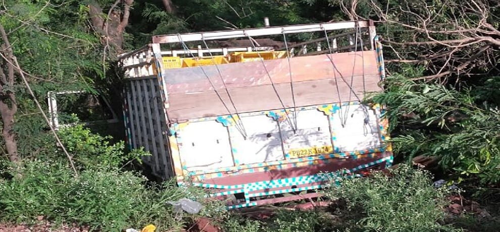 himachal mandi Two died as Alto car fell into gorge