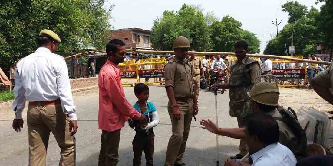 Police closed the route of Auraiya Dibiyapur Patients facing problems