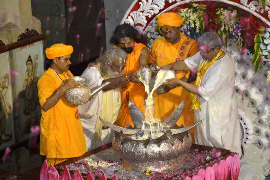 silver cow will do dugdha abhishek of lord krishna on janmashtami 2019 in mathura