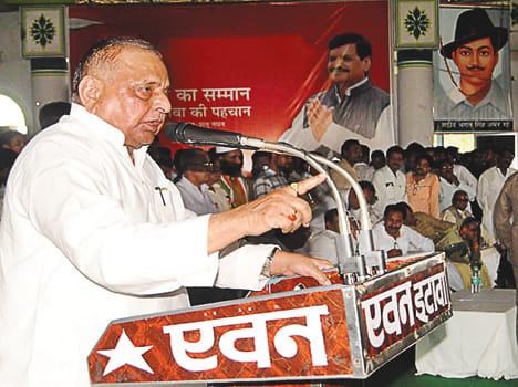 akhilesh ke prati kathor nahin hue mulaayam