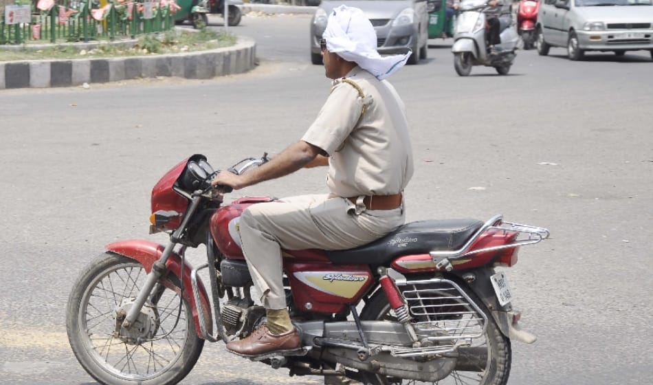 traffic rules are break by police itself in faridabad, 