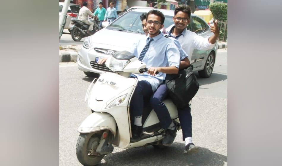 youth of meerut not using helmet ignoring traffic rules here is the truth
