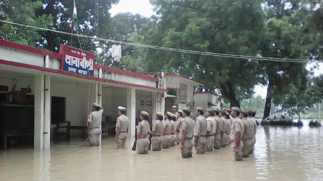 bahraich police celebrates independence day in flood water