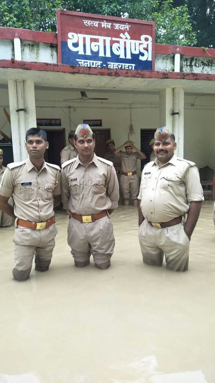 bahraich police celebrates independence day in flood water
