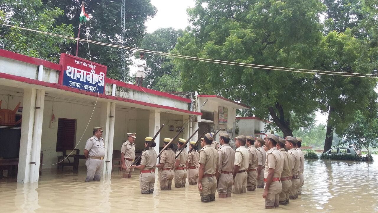 bahraich police celebrates independence day in flood water