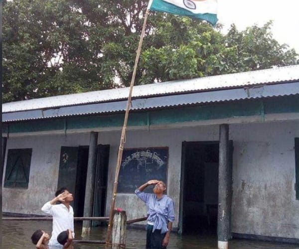 bahraich police celebrates independence day in flood water