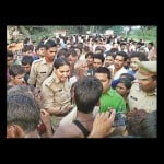 परिजनों को समझाती सीओ प्रीती सिंह।