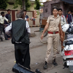 महिला पुलिसकर्मी से उलझता एक शराबी