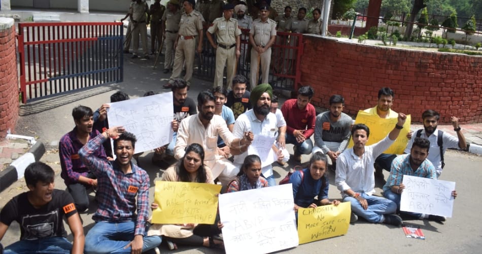 Chandigarh Rape: ABVP Protest in front of the police station
