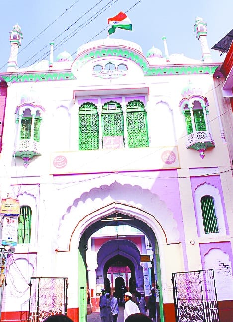 दारुल उलूम की इमारत पर 40 साल बाद लहराया तिरंगा