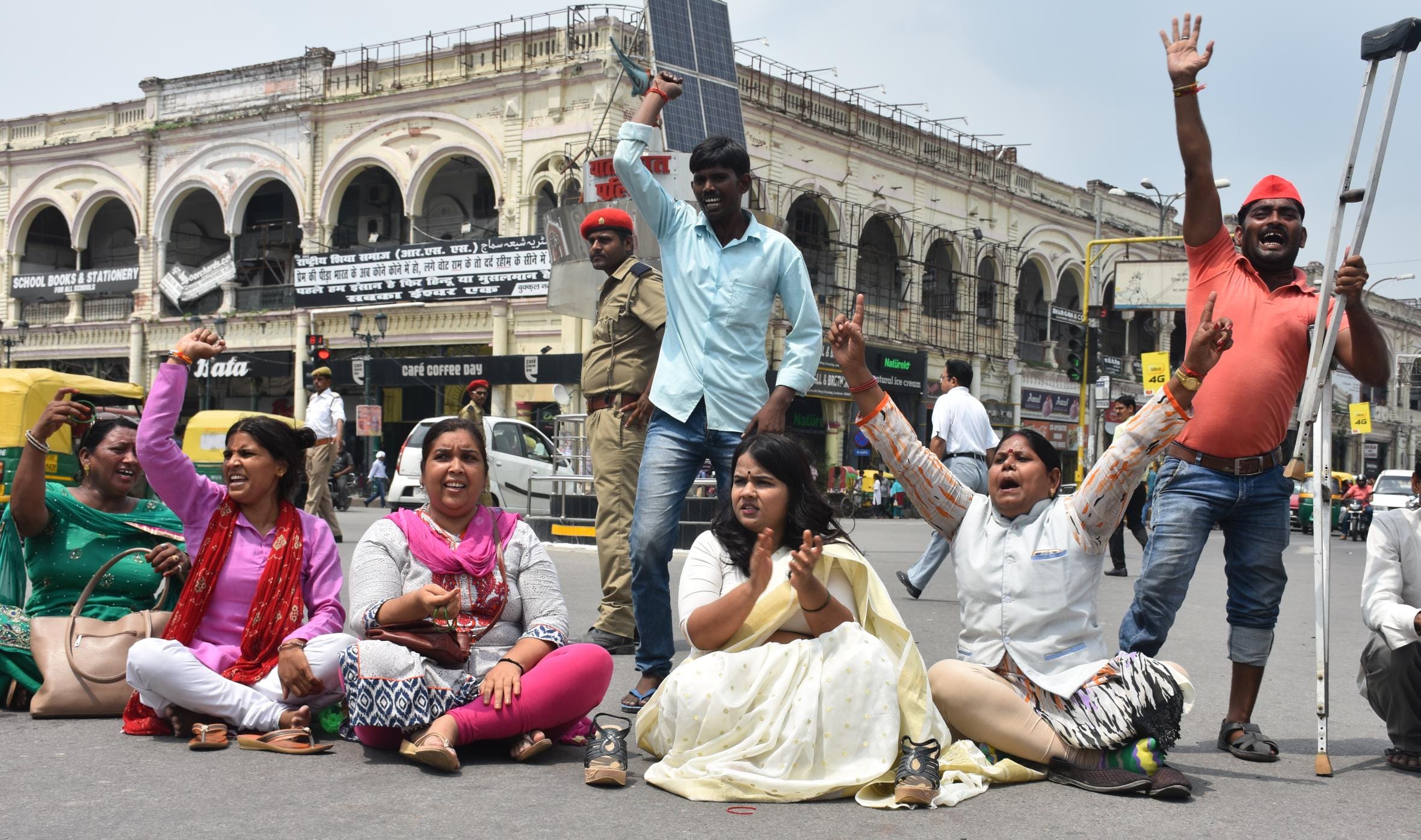 samajwadi supporter protest in lucknow cm office