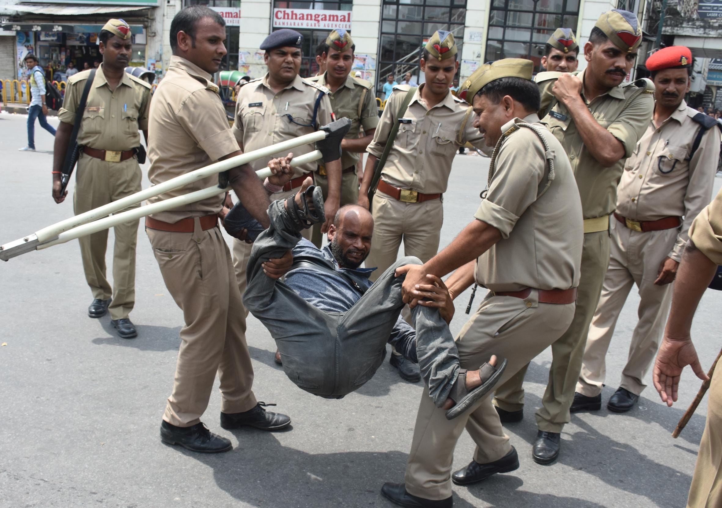 samajwadi supporter protest in lucknow cm office