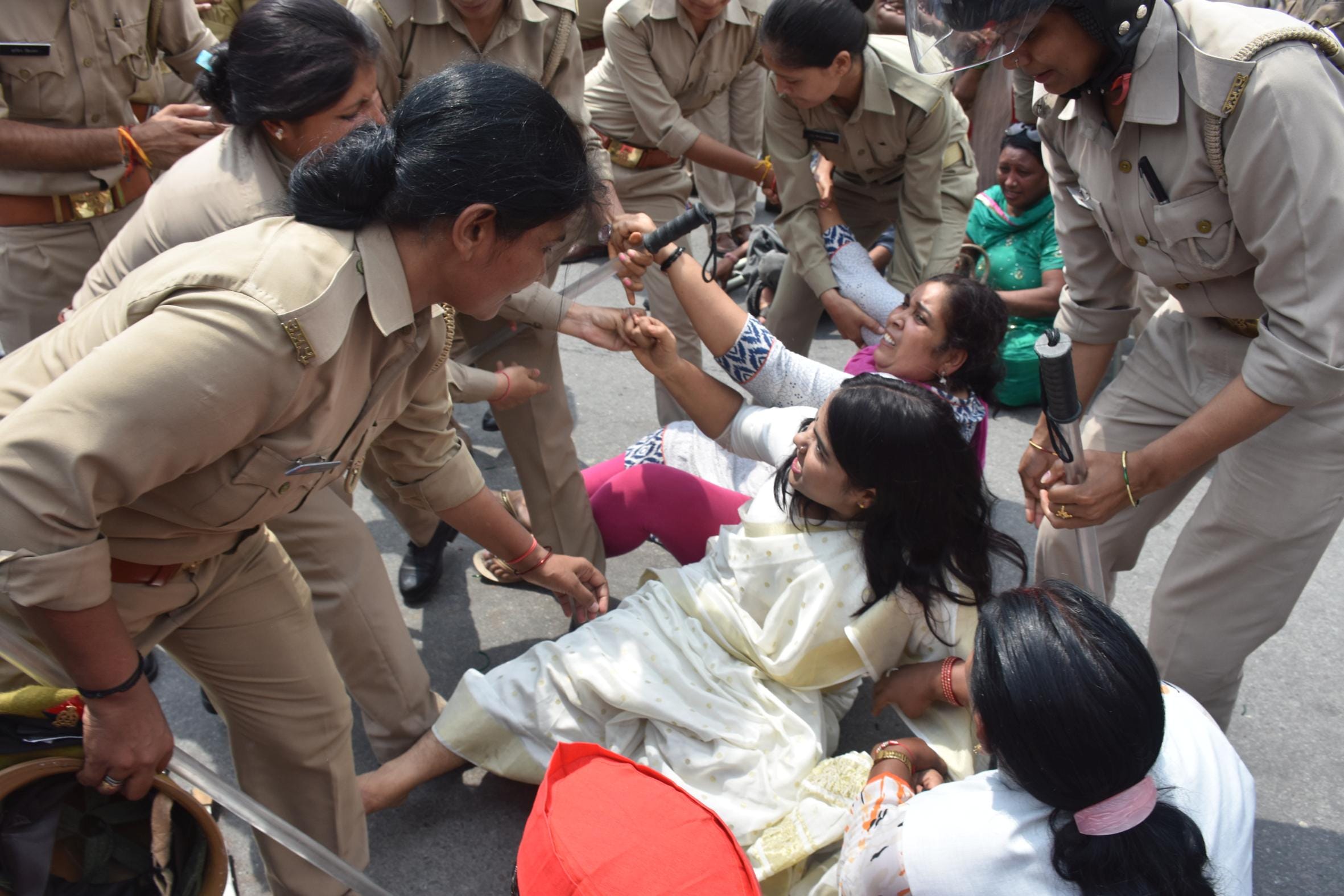 samajwadi supporter protest in lucknow cm office