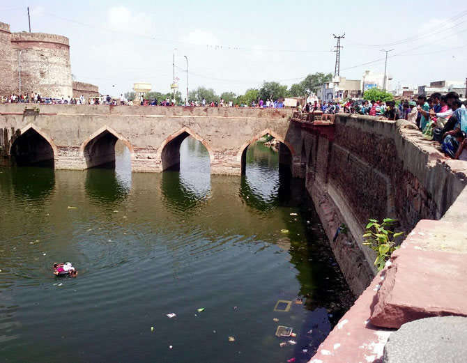 Women jumped into canal for suicide, this situation happened due to fear of death