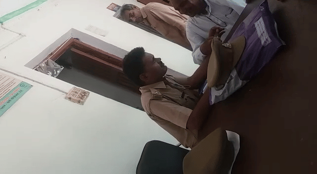 sub inspector suspended in agra for taking bribe