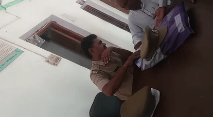 sub inspector suspended in agra for taking bribe