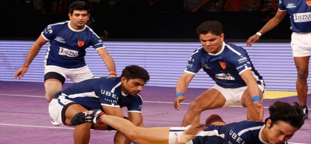 pro kabaddi league 2017: dabang delhi beat tamil thalaivas by 30-29 