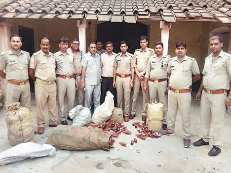 Excise team caught 17 boxes illegal liquor