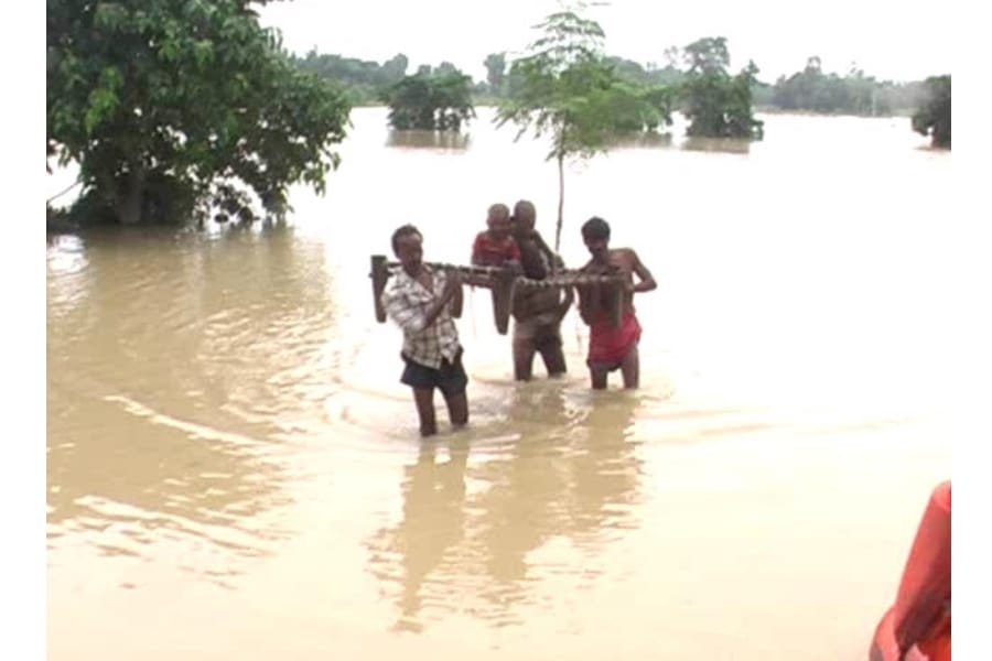 flood takes ten life in awadh in uttar pradesh.