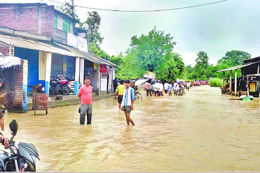 flood takes ten life in awadh in uttar pradesh.