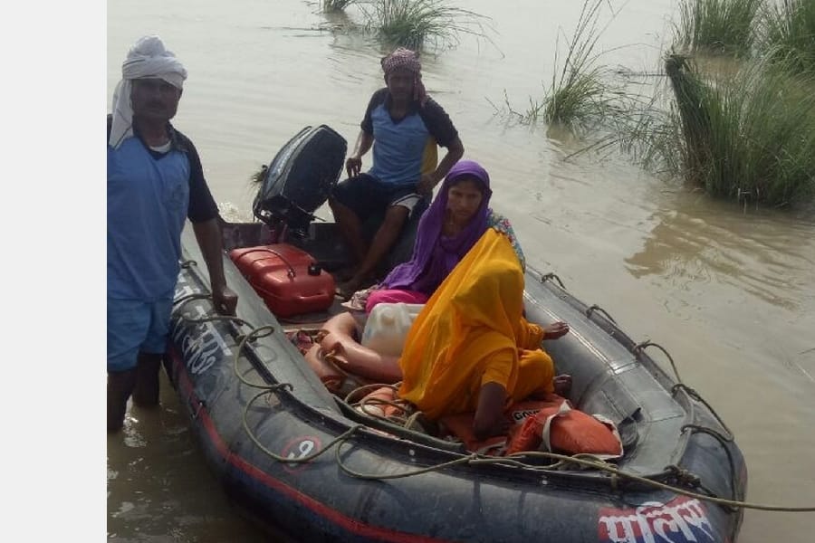 flood takes ten life in awadh in uttar pradesh.