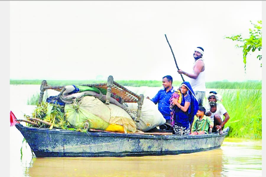 flood takes ten life in awadh in uttar pradesh.