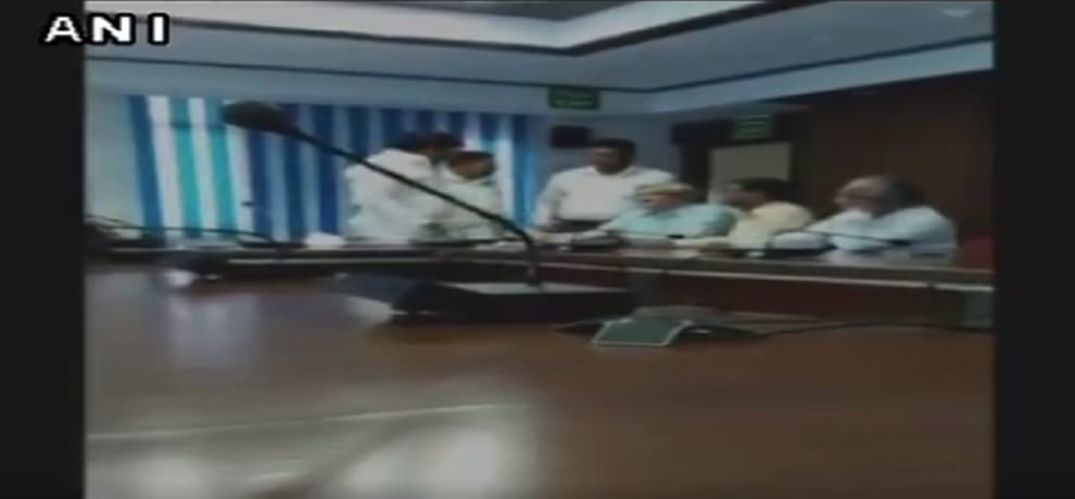 Maharashtra : NCP leader Prashant Patil misbehaves with government officer