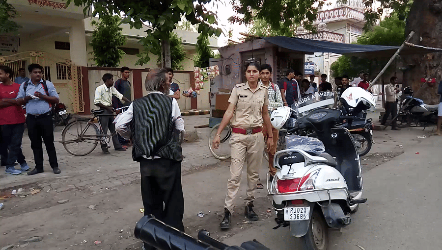 two drunk man misbehaved with lady police in alwar 