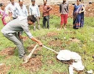 new born body dumped in garbage