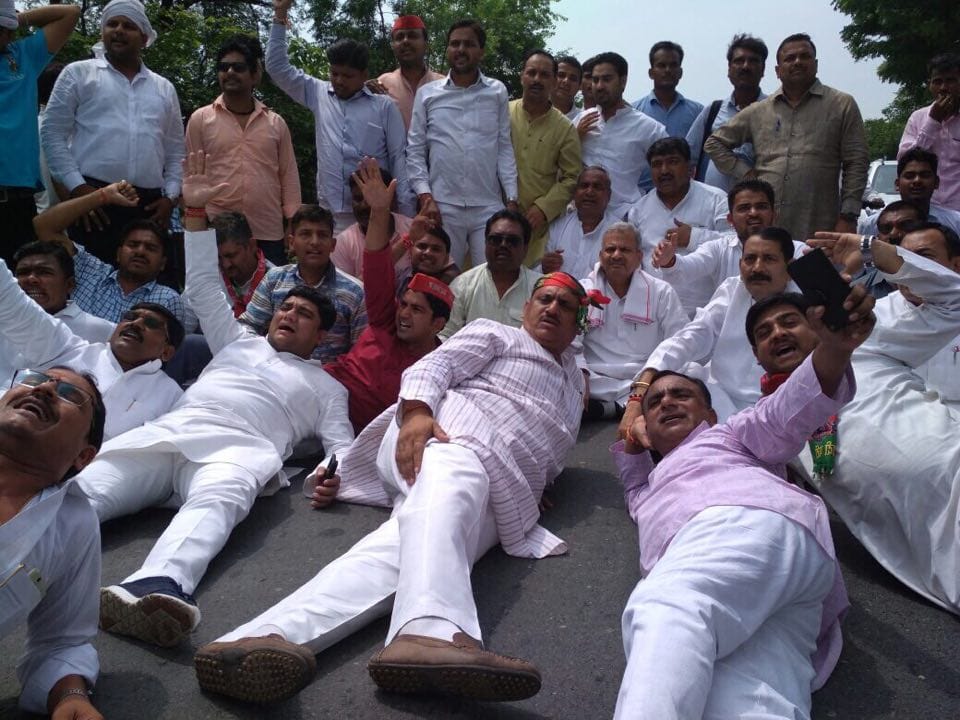 Akhilesh supporters made road to bed
