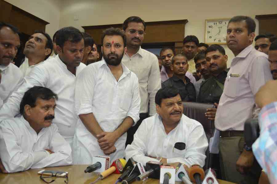 shivpal yadav in agra attack on yogi adtiynath government in uttar pradesh