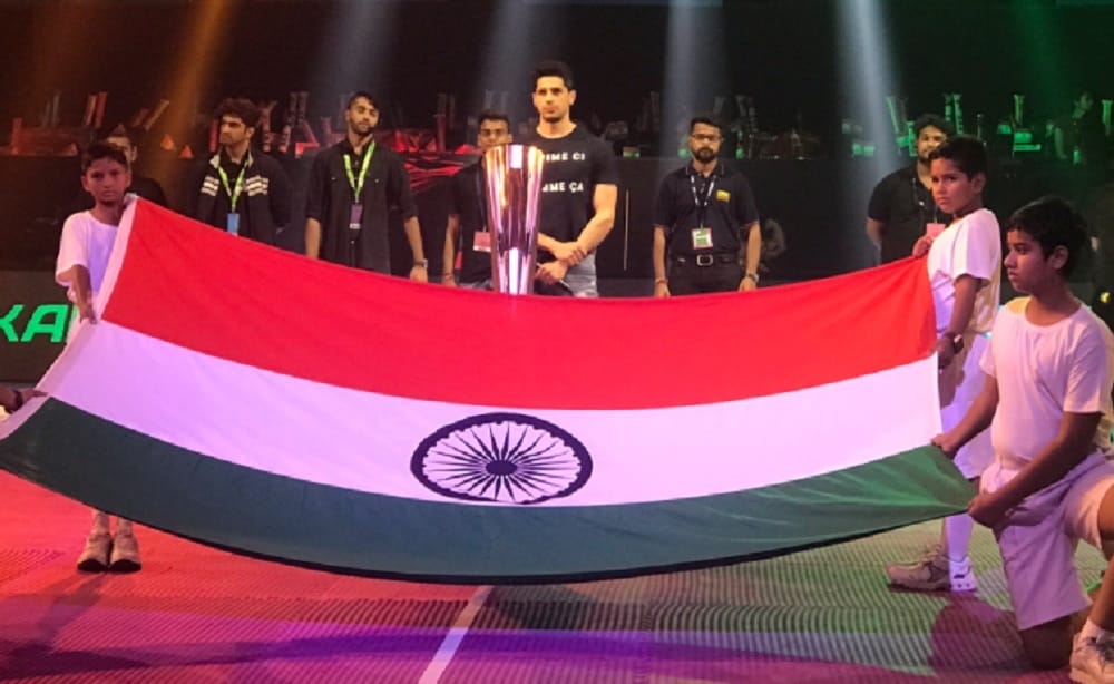 siddharthn malhotra and jaqueline fernandez sings national anthem at pro kabaddi league event 