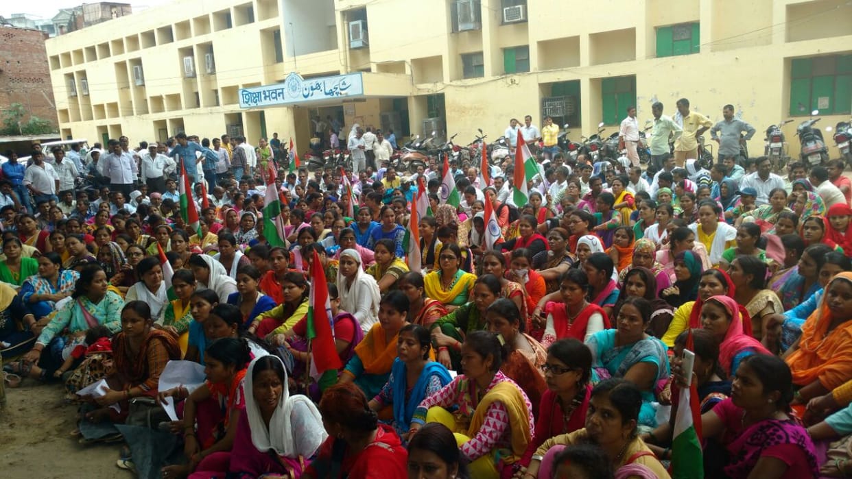 sikshamitra protest in sikha bhavan lucknow