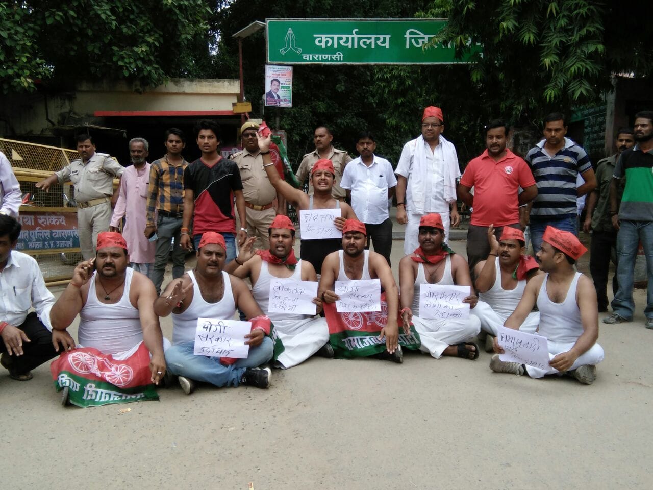  protest by samajwadi party workers after news of akhilesh yadav arrest
