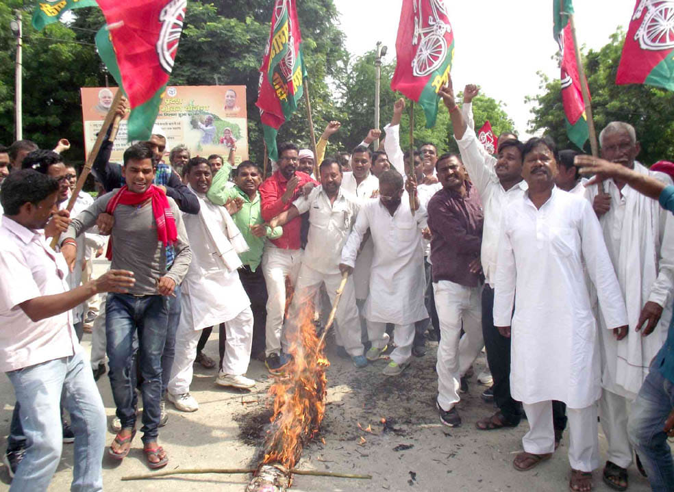  protest by samajwadi party workers after news of akhilesh yadav arrest