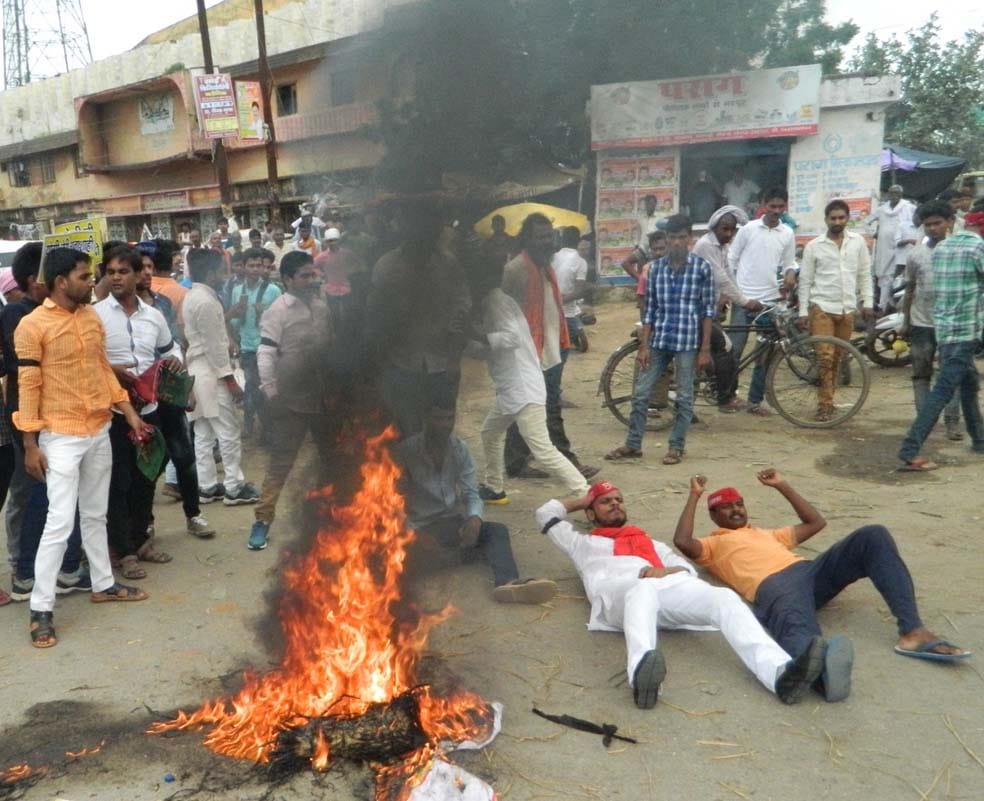 protest by samajwadi party workers after news of akhilesh yadav arrest