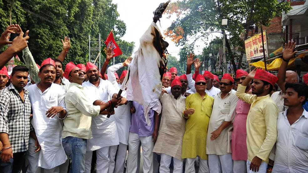  protest by samajwadi party workers after news of akhilesh yadav arrest