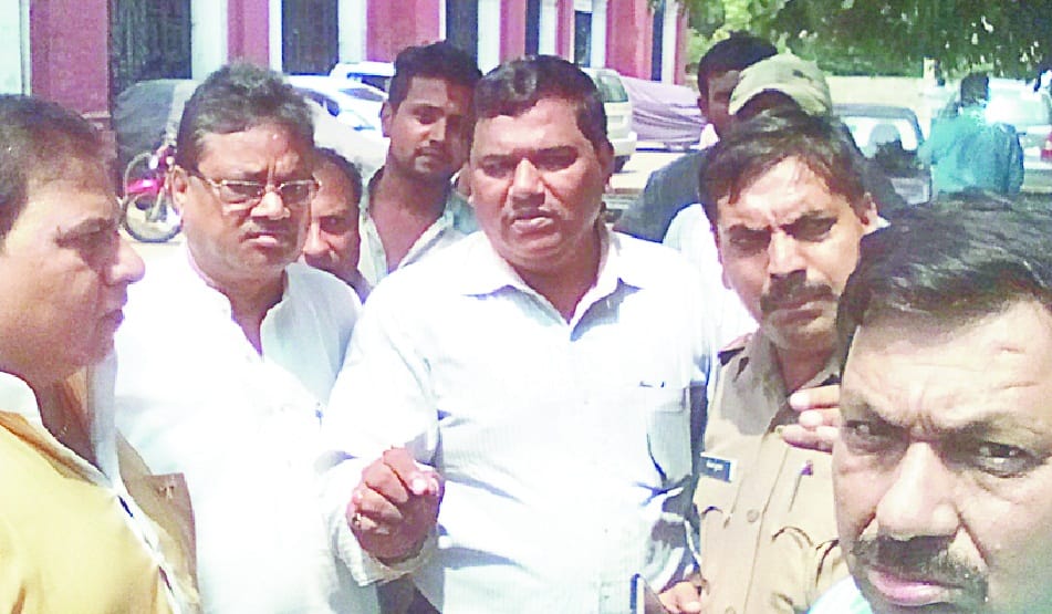 said drug inspector, commit 10 lakh thagi