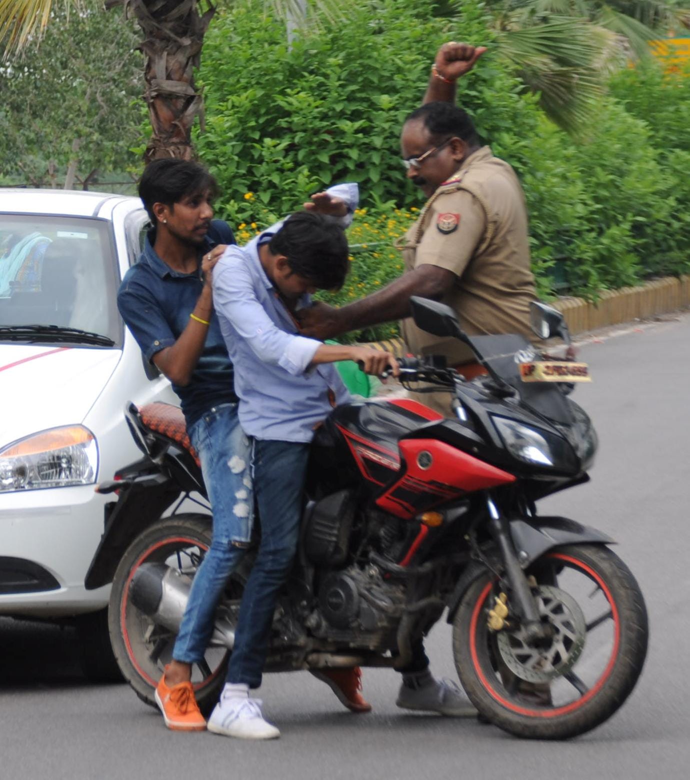 lucknow police beats boys doing stunts on road