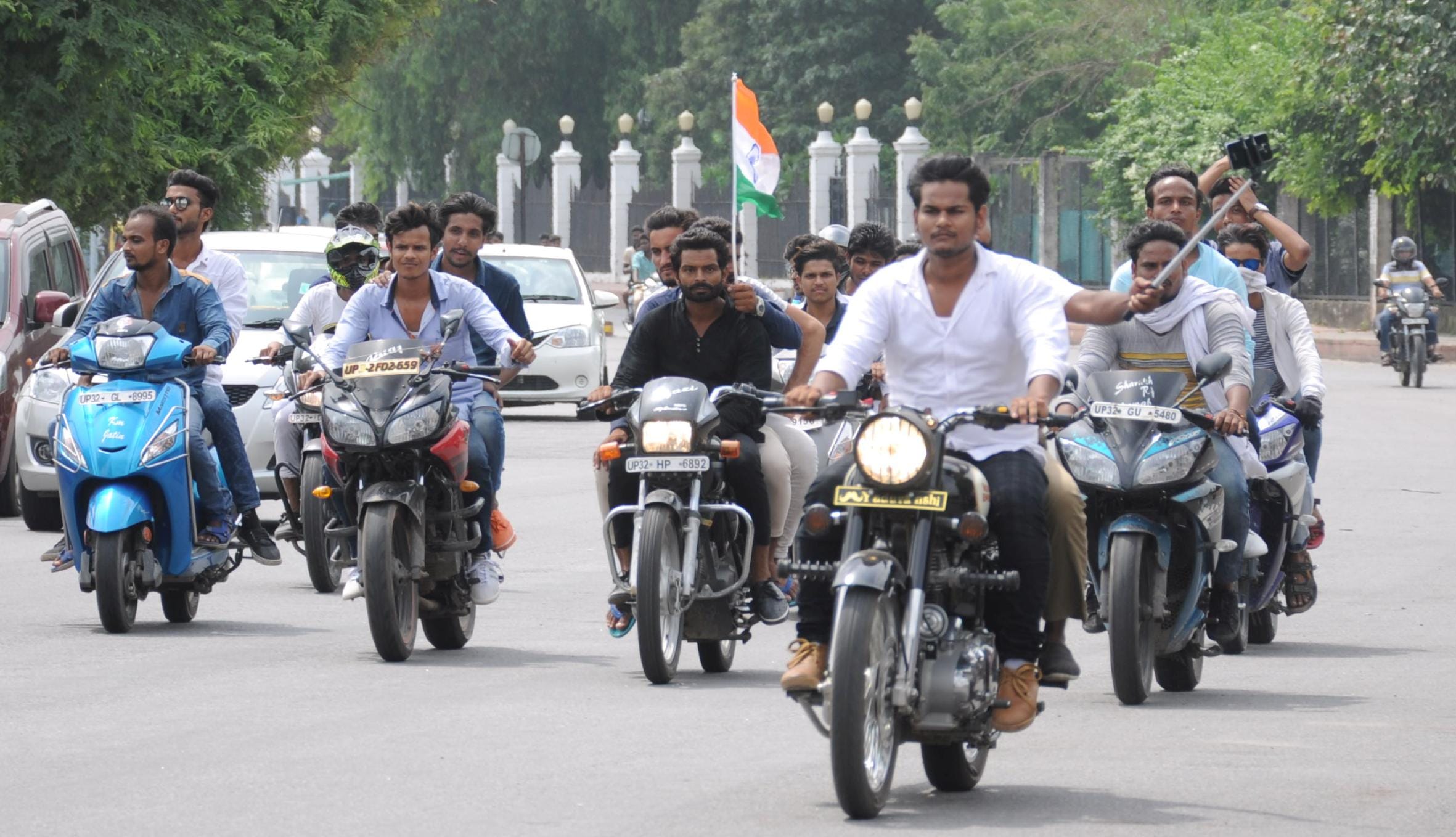 lucknow police beats boys doing stunts on road