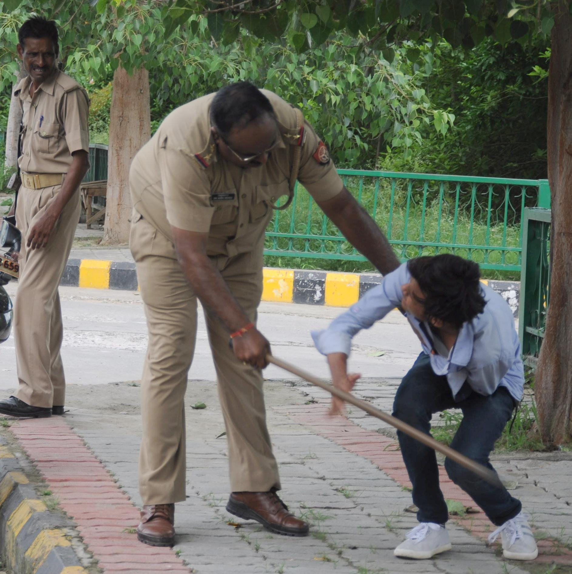 lucknow police beats boys doing stunts on road