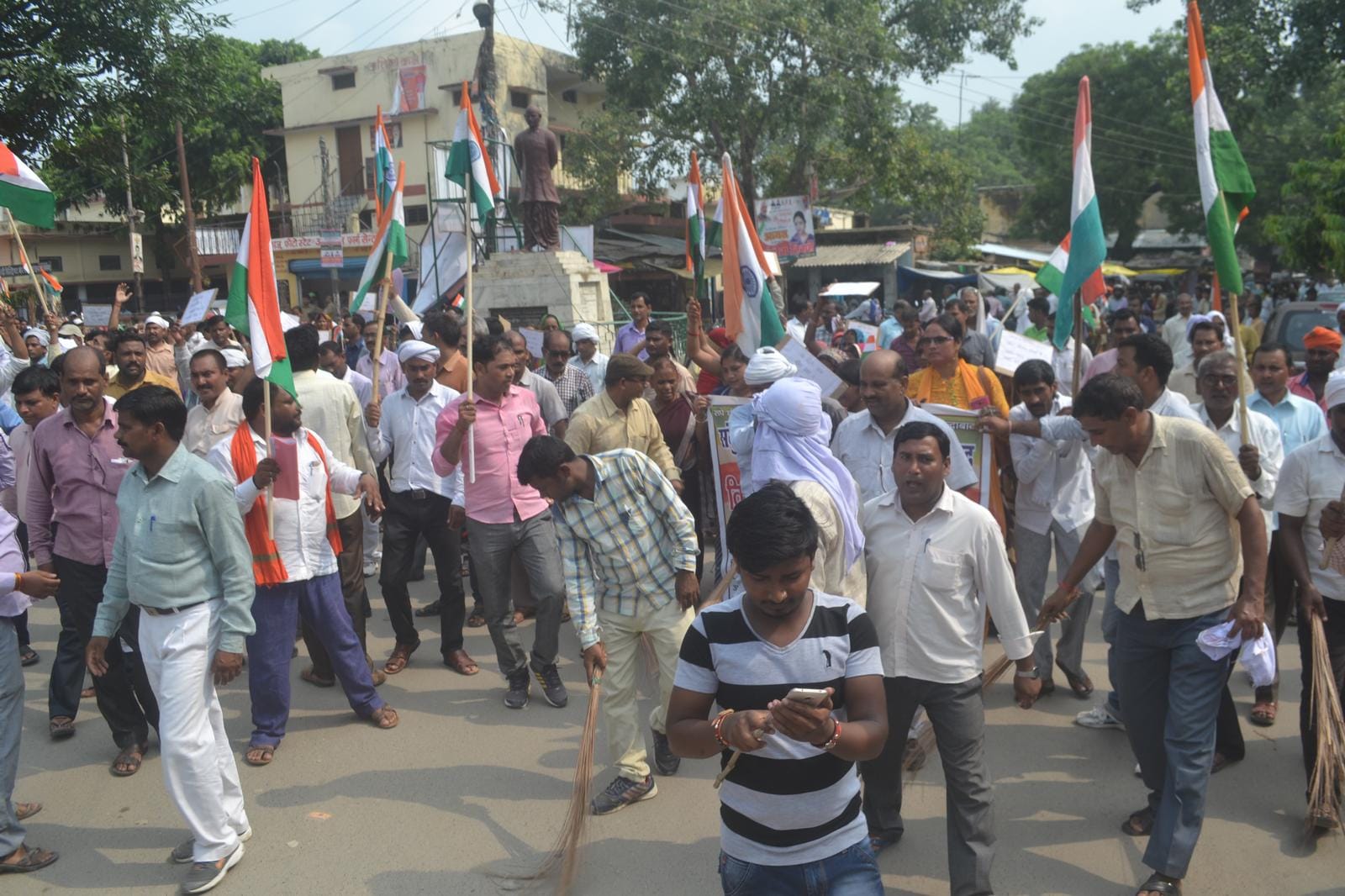 siksha mitra protest against yogi government at purvanchal