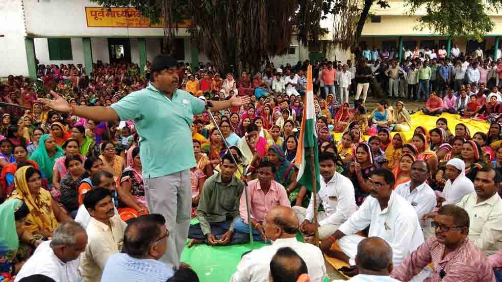 siksha mitra protest against yogi government at purvanchal