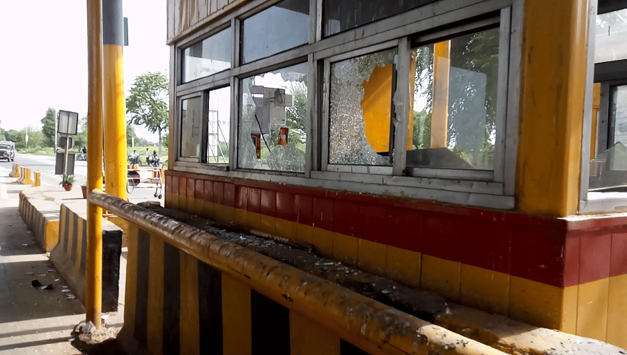 MNS workers vandalise toll booth on Thane-Bhiwandi road